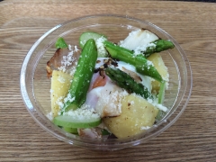 グリーンアスパラガスとベーコンのグリエ、半熟タマゴのサラダ.JPG